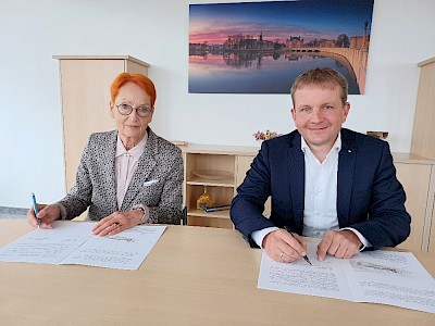 Oberbürgermeister Rico Bandenschier und Prof. Kornelia von Berswordt-Wallrabe bei der Unterzeichnung der Absichtserklärung, Foto: Landeshauptstadt Schwerin